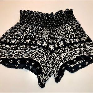 Flow shorts with black and white print